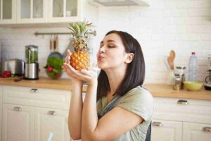 can pregnant women eat pineapple
